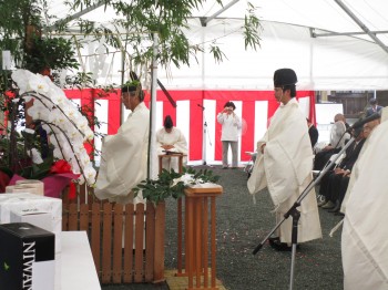 斎主・祭員玉串を奉り拝礼